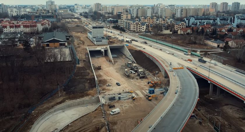 Montują ekrany akustyczne przy Węzeł Wilanów - Węzeł Ursynów Wschód. 
