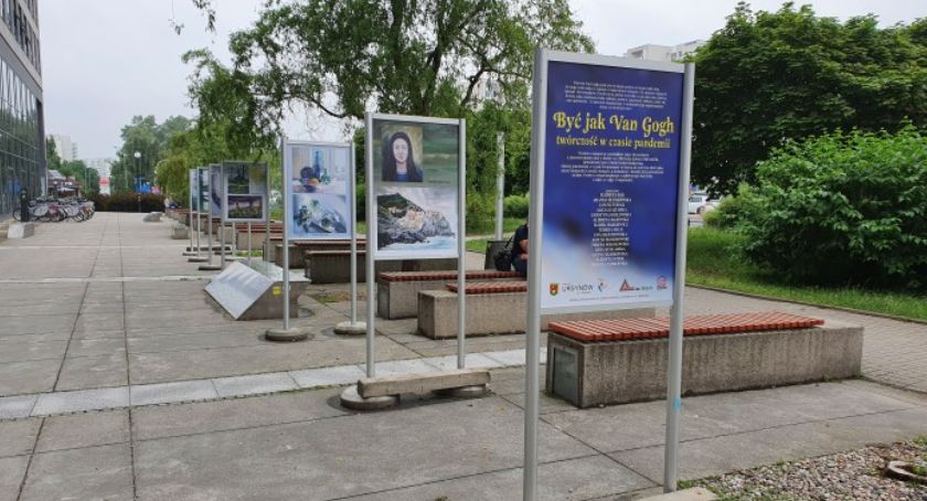 Wystawa. Tabliczki z obrazami, budynek.