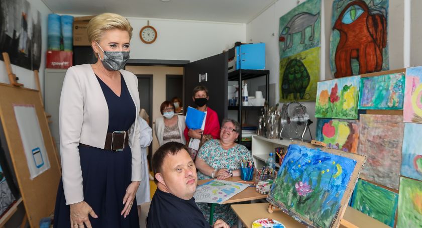 Agata Kornhauser-Duda z osobami z Ośrodka Wsparcia i Integracji na Ursynowie.