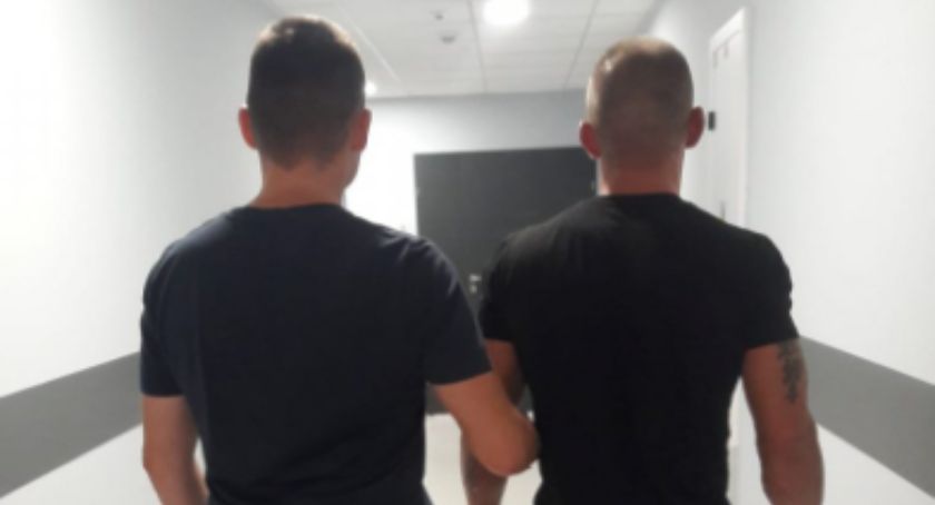 Aresztowany mężczyzna z policjantem