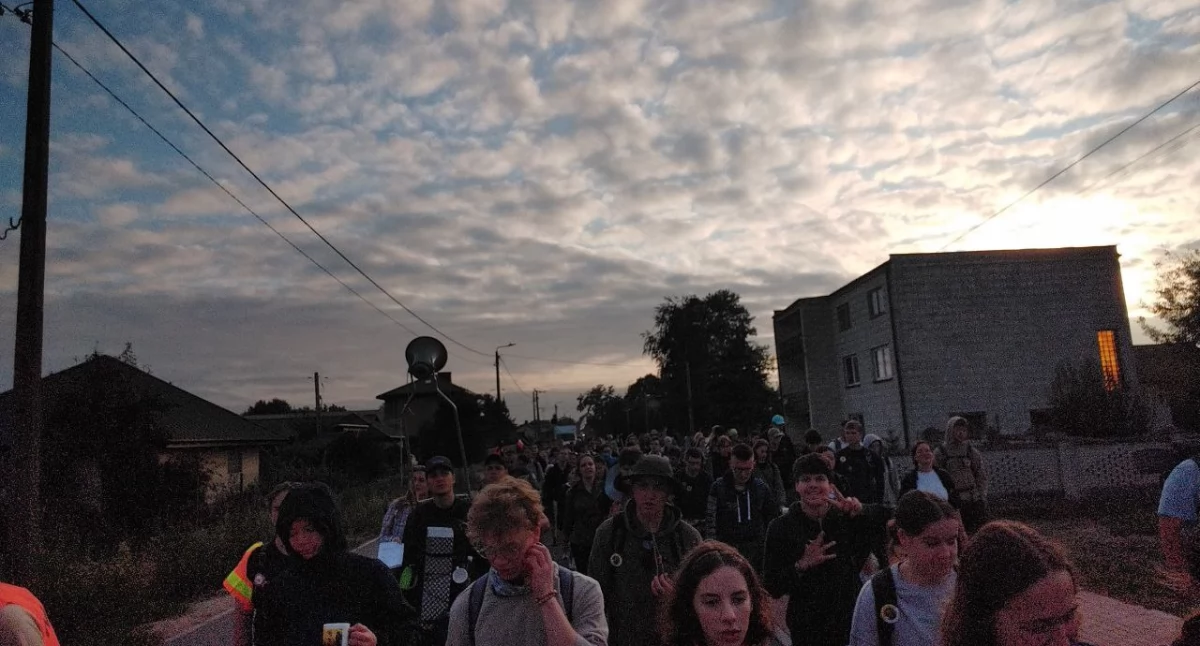 Rodziny, Relacja Pielgrzyma Dzień Drugi Warszawska Akademicka Pielgrzymka Metropolitarna Grupa biało żółta - zdjęcie, fotografia