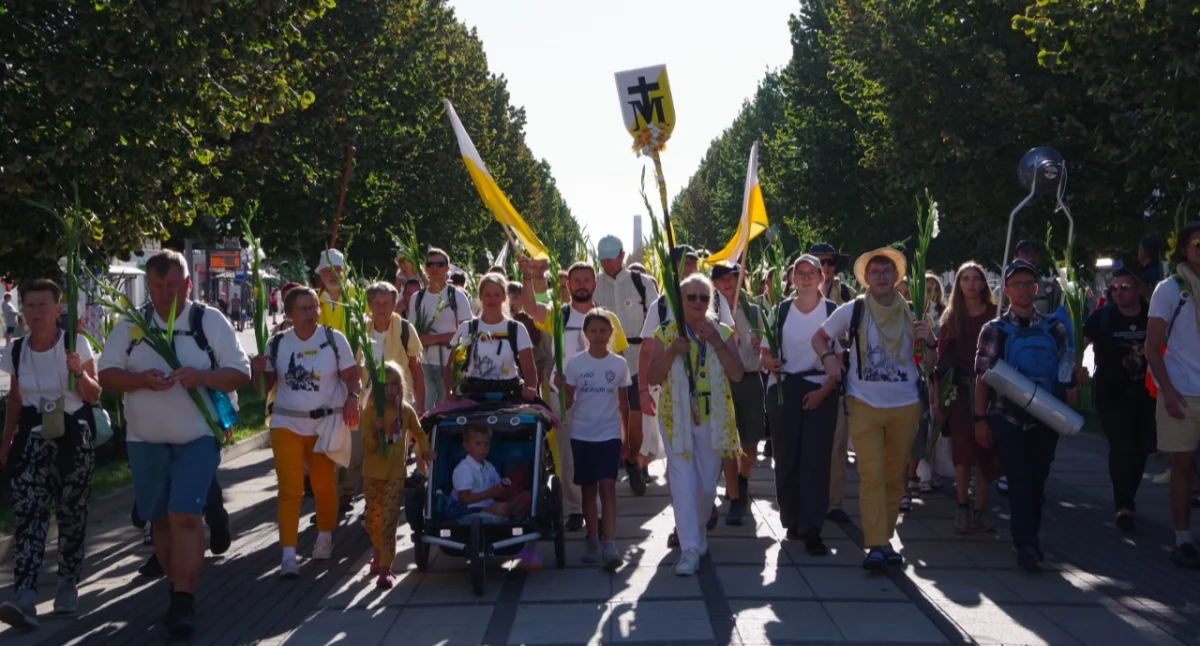 Młodzież, Relacja Pielgrzyma Dzień Dziesiąty Warszawska Akademicka Pielgrzymka Metropolitarna Grupa biało żółta - zdjęcie, fotografia