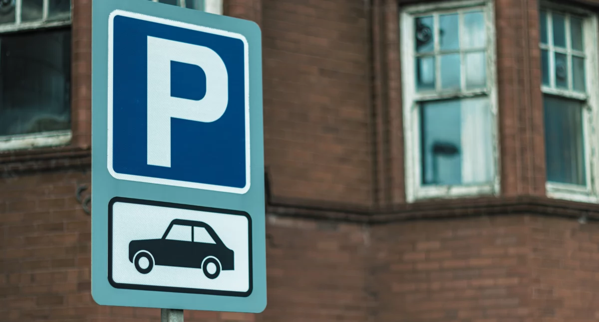 Inwestycje, chodnik bazarku Dołku może legalnym parkingiem Walka mieszkańców kierowców - zdjęcie, fotografia