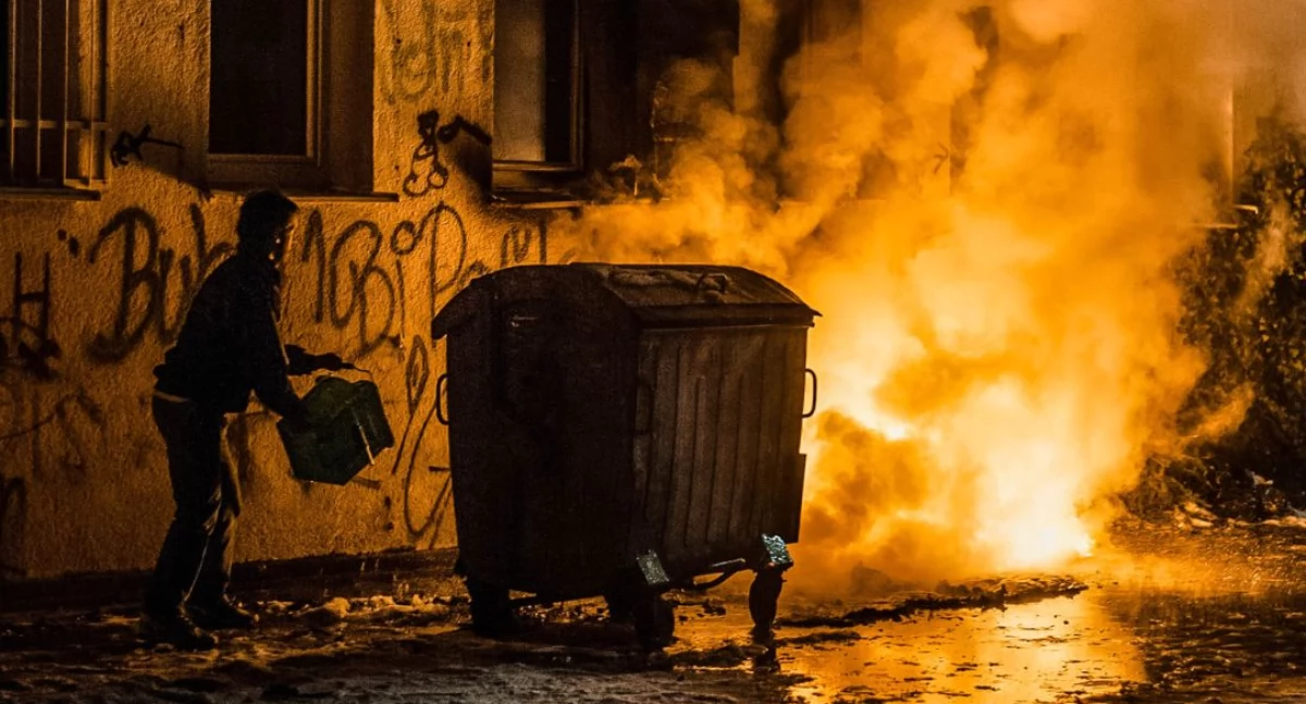 Działania służb, Pożar altany śmietnikowej Ursynowie uszkodzone samochody podejrzenie użycia petard - zdjęcie, fotografia