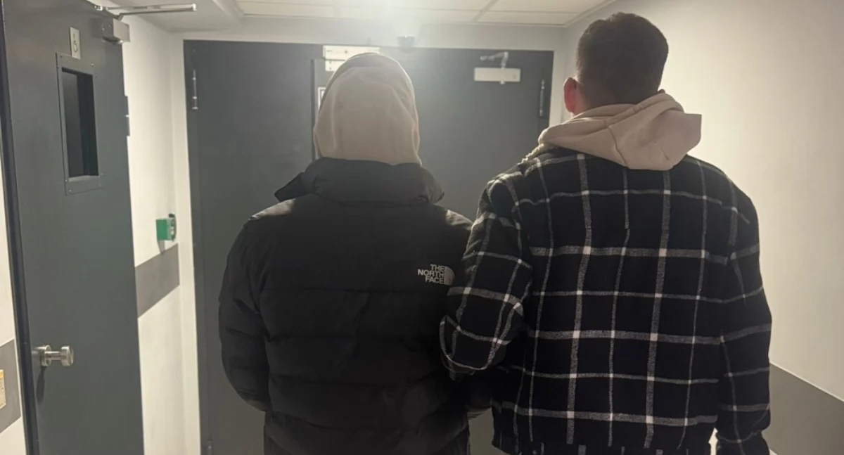 Akcja policyjna, warszawskim hotelu! Mężczyzna lufką narkotykami ręku - zdjęcie, fotografia