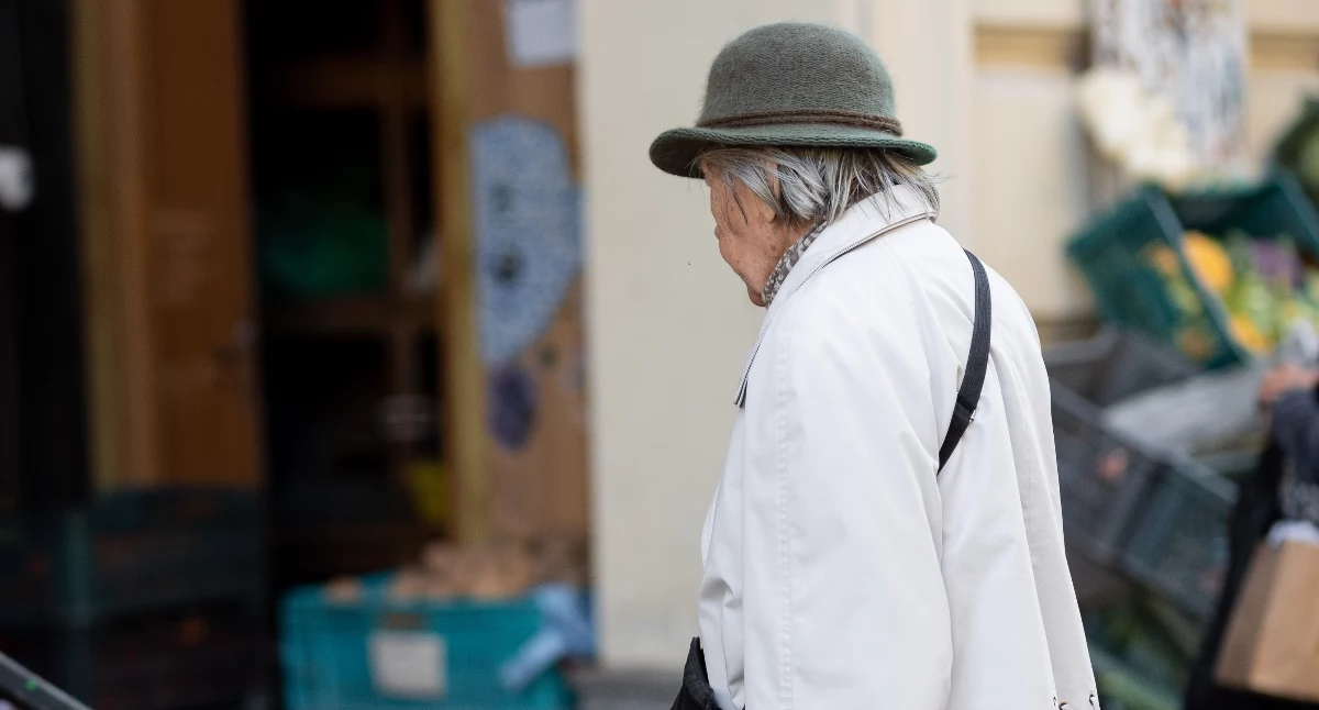 Seniorzy, seniorzy ożywili kultową Lalkę - zdjęcie, fotografia