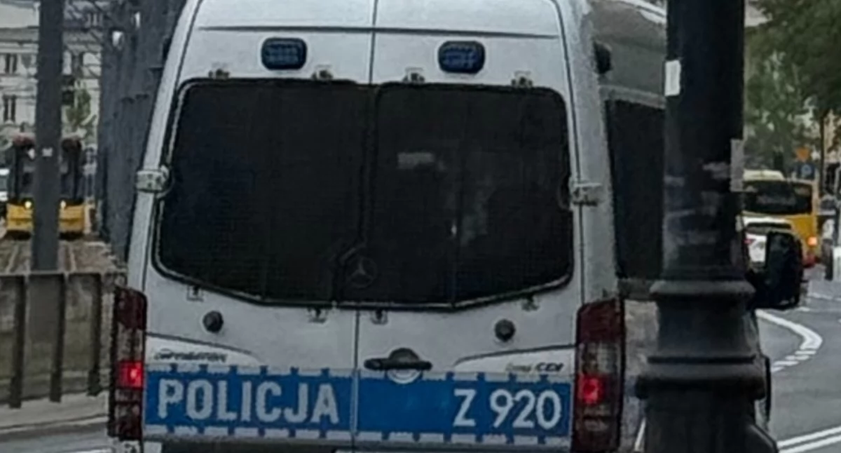 Akcja policyjna, PILNE Poważny wypadek Ursynowie Wiadukt Warszawa Jeziorki całkowicie zablokowany - zdjęcie, fotografia