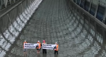 Aktywiści Ostatniego Pokolenia protestują na zalanej trasie S8