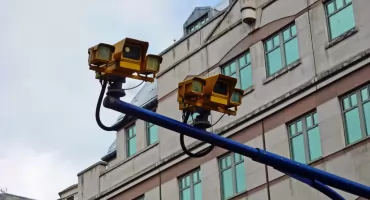 Mniej wykroczeń – więcej zmian: dlaczego Warszawa przenosi fotoradar z al. KEN?