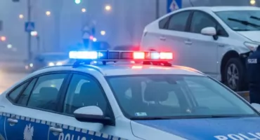 SZOK na Ursynowie! Kierowca wjechał na czerwonym, uciekł... i porzucił auto z URWANYMI kołami!