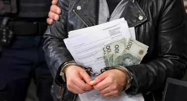 Fałszowała podpisy i brała pożyczki na cudze dane. Policja zatrzymała 37-latkę