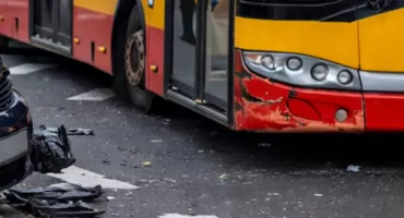Kierująca źle oceniła sytuację na skrzyżowaniu i doprowadziła do kolizji z autobusem. Pasażer trafił do szpitala