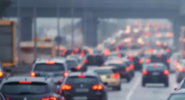 Poranny paraliż na S2. Zderzenie trzech aut między Puławską a lotniskiem