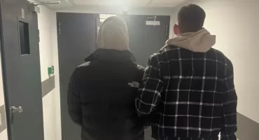 Szok w warszawskim hotelu! Mężczyzna z lufką i narkotykami w ręku