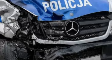 Poważne zderzenie z radiowozem na Ursynowie. RANNI POLICJANCI